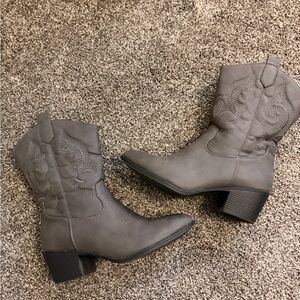 Gray Western Ankle Boots. EUC 9.5 women’s